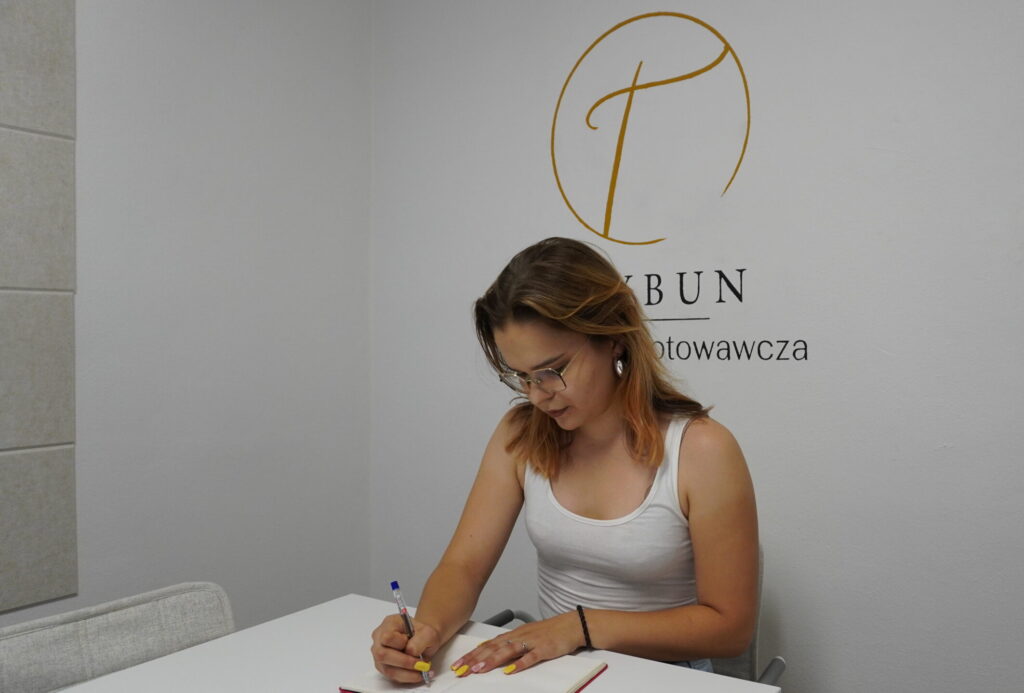 Uczennica Dominika pracuje na żywo w sali